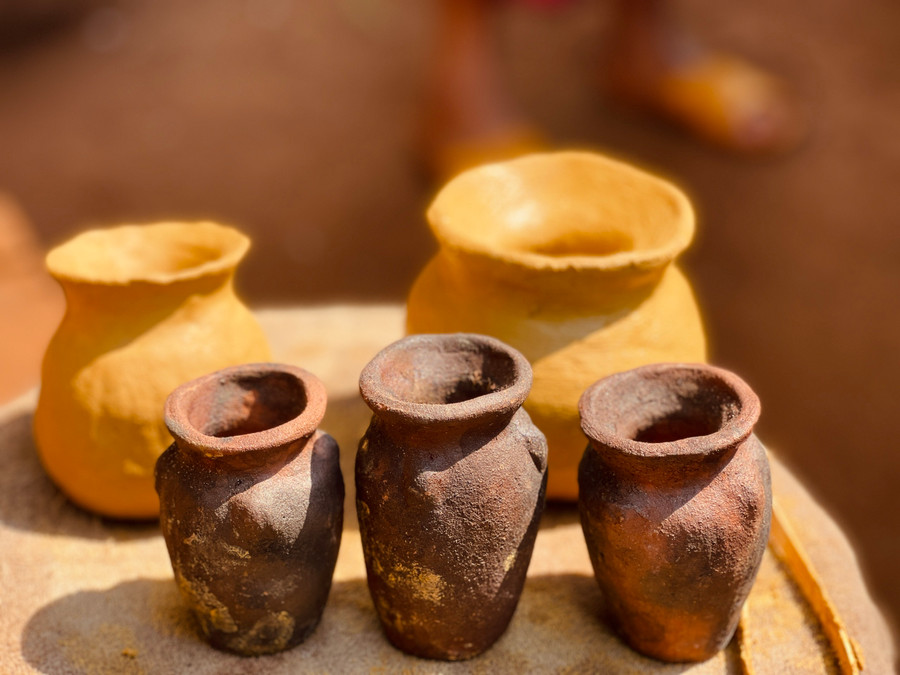 Sản phẩm gốm truyền thống của người Jrai hiện trở thành đồ lưu niệm và phục vụ du khách trải nghiệm.