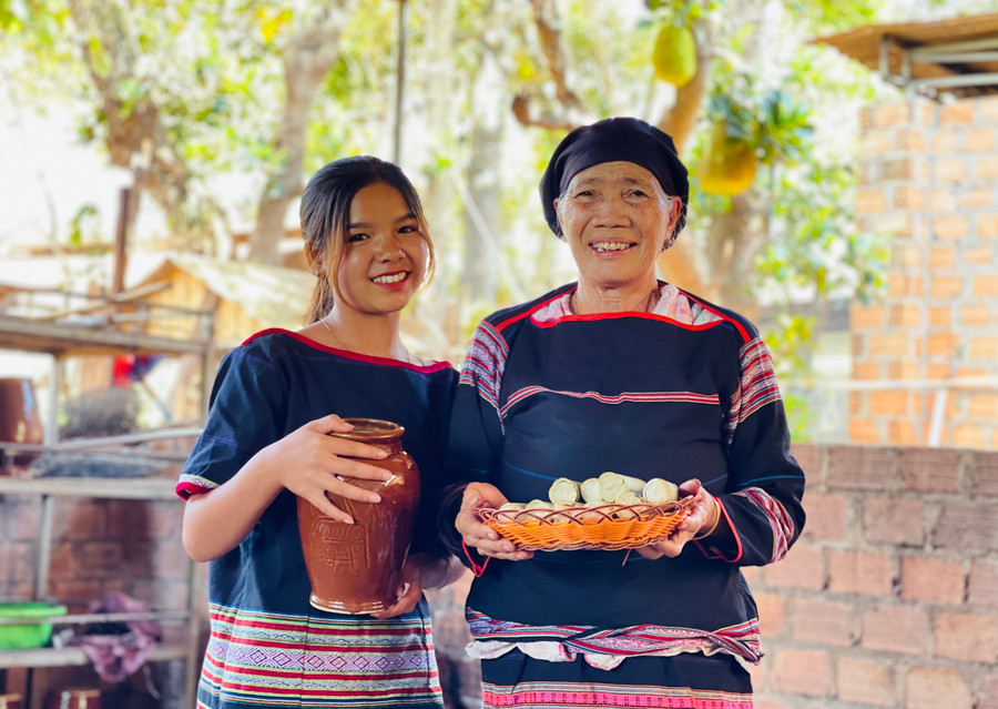Theo bà H'Nut, mỗi người phụ nữ Jrai sẽ có một bí quyết riêng để món ăn do mình chế biến đậm vị và tạo ấn tượng khó quên. Ảnh : Mai Ka Theo bà H'Nut, mỗi người phụ nữ Jrai sẽ có một bí quyết riêng để món ăn do mình chế biến đậm vị và tạo ấn tượng khó quên. Ảnh : Mai Ka