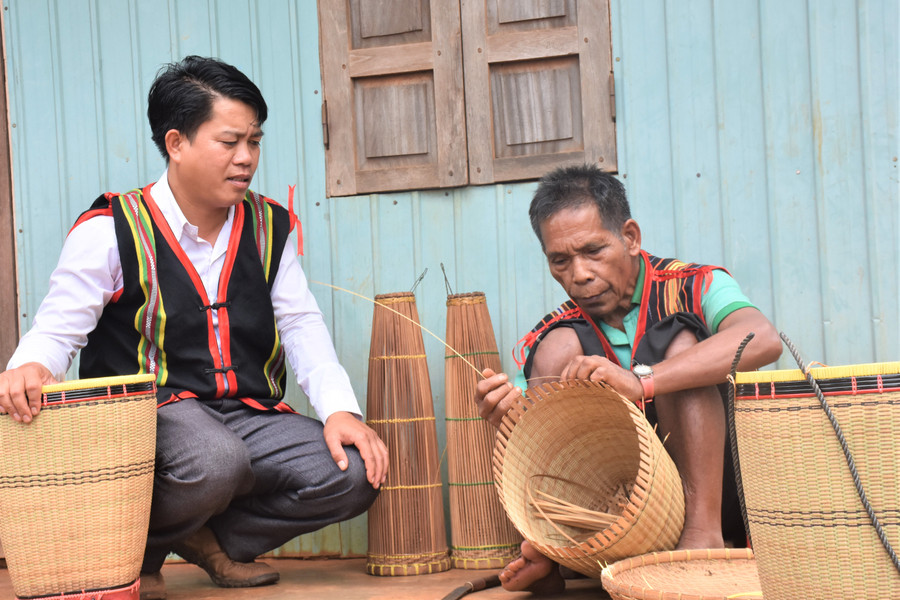 Mọi người thường gọi ông Mlang (bên phải, 70 tuổi, làng C, xã Gào, TP. Pleiku) là “già làng tài hoa”. Bởi, từ đôi tay sần sùi, chai sạn, ông đã tạo nên những chiếc gùi chân chất, mộc mạc như kể câu chuyện từ ngàn xưa. Gùi của ông Mlang không chỉ có màu sắc sặc sỡ mà còn mộc mạc, hồn hậu và chứa đựng những mạch nguồn văn hóa. Có lẽ nhờ sự khác biệt ấy, căn nhà với những chiếc gùi do chính tay ông Mlang làm ra đã trở thành một địa chỉ quen thuộc mỗi khi du khách có nhu cầu tìm hiểu văn hóa dân tộc bản địa. Mọi người thường gọi ông Mlang (bên phải, 70 tuổi, làng C, xã Gào, TP. Pleiku) là “già làng tài hoa”. Bởi, từ đôi tay sần sùi, chai sạn, ông đã tạo nên những chiếc gùi chân chất, mộc mạc như kể câu chuyện từ ngàn xưa. Gùi của ông Mlang không chỉ có màu sắc sặc sỡ mà còn mộc mạc, hồn hậu và chứa đựng những mạch nguồn văn hóa. Có lẽ nhờ sự khác biệt ấy, căn nhà với những chiếc gùi do chính tay ông Mlang làm ra đã trở thành một địa chỉ quen thuộc mỗi khi du khách có nhu cầu tìm hiểu văn hóa dân tộc bản địa.