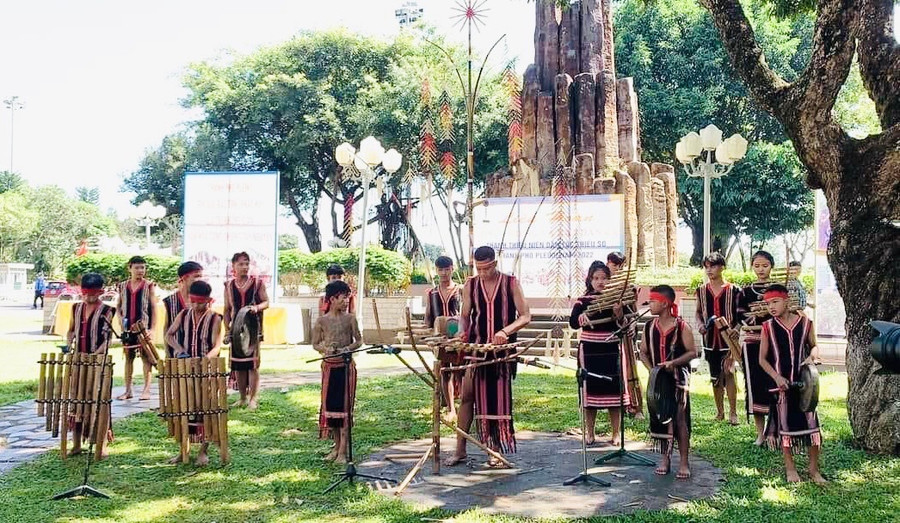 Các bạn trẻ của làng Chuét 2 (phường Thắng Lợi, TP. Pleiku) biểu diễn nhạc cụ truyền thống. Ảnh: Mai Ka