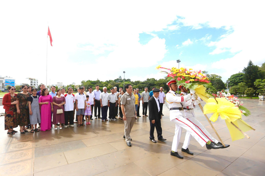 Ngày 2-9, không ít người dân trong và ngoài tỉnh đến dâng hoa Tượng đài Bác Hồ với các dân tộc Tây Nguyên tại Quảng trường Đại Đoàn Kết (TP. Pleiku). Ảnh: Văn Ngọc Ngày 2-9, không ít người dân trong và ngoài tỉnh đến dâng hoa Tượng đài Bác Hồ với các dân tộc Tây Nguyên tại Quảng trường Đại Đoàn Kết (TP. Pleiku). Ảnh: Văn Ngọc
