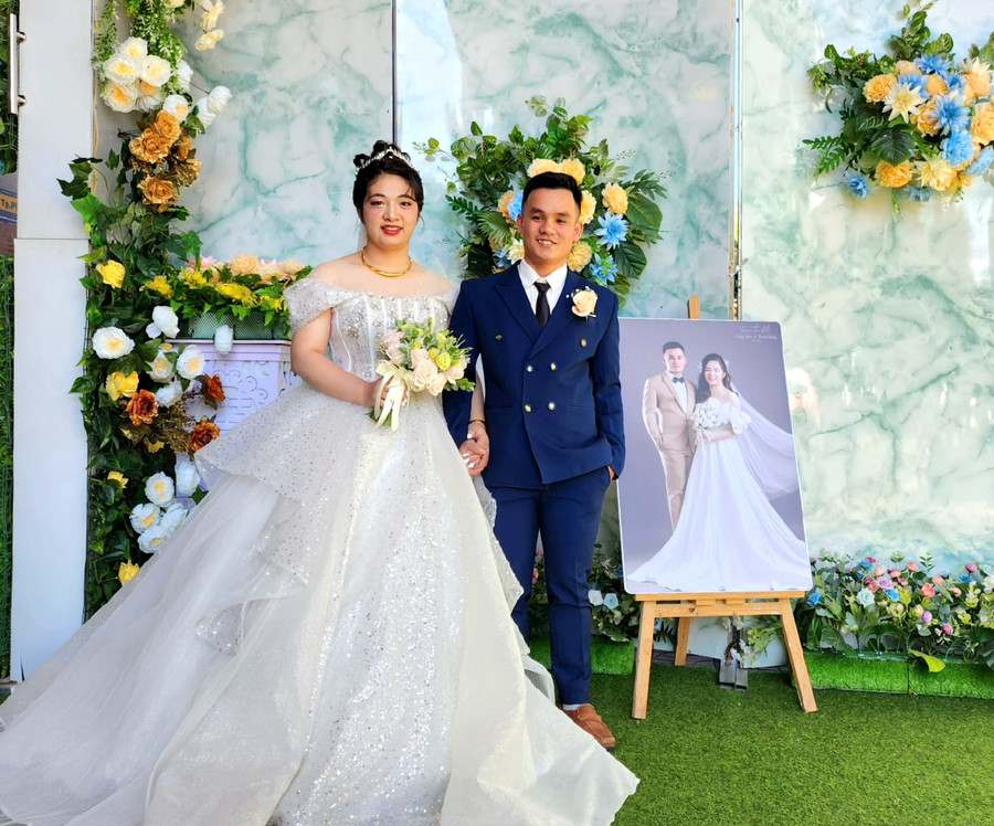 Vợ chồng anh Phạm Công Vinh hạnh phúc trong lễ cưới diễn ra vào ngày đầu tiên của năm mới 2024. Ảnh: Mộc Trà Vợ chồng anh Phạm Công Vinh hạnh phúc trong lễ cưới diễn ra vào ngày đầu tiên của năm mới 2024. Ảnh: Mộc Trà