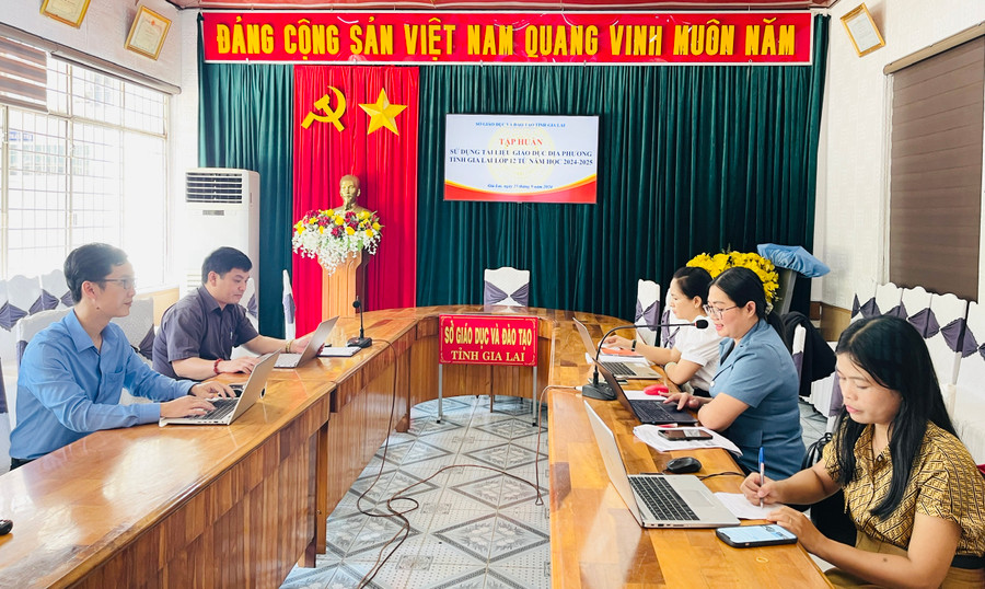 Các đại biểu dự hội nghị tập huấn sử dụng Tài liệu Giáo dục địa phương tỉnh Gia Lai lớp 12 tại điểm cầu Sở GD-ĐT tỉnh Gia Lai. Ảnh: Mai Ka Các đại biểu dự hội nghị tập huấn sử dụng Tài liệu Giáo dục địa phương tỉnh Gia Lai lớp 12 tại điểm cầu Sở GD-ĐT tỉnh Gia Lai. Ảnh: Mai Ka