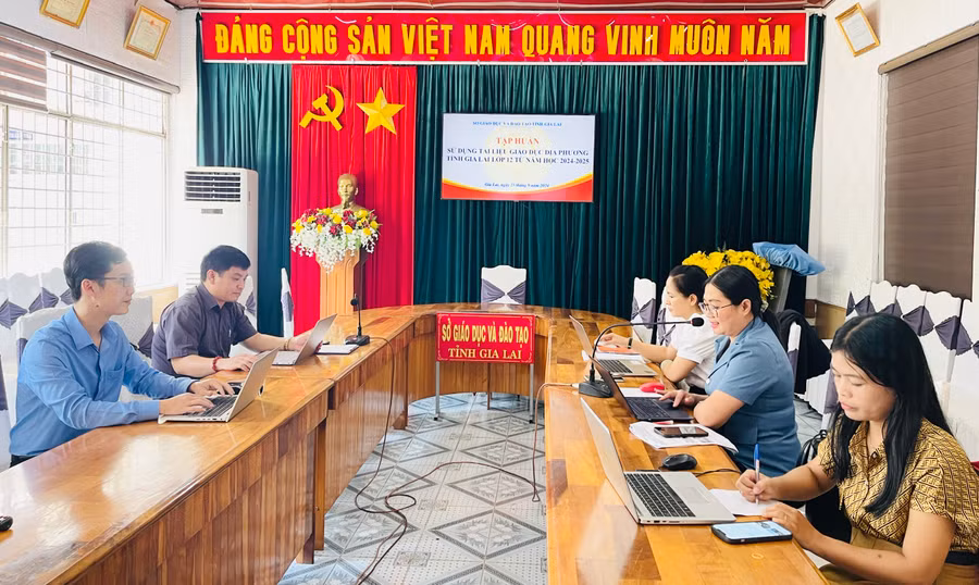 Các đại biểu dự hội nghị tập huấn sử dụng Tài liệu Giáo dục địa phương tỉnh Gia Lai lớp 12 tại điểm cầu Sở GD-ĐT tỉnh Gia Lai. Ảnh: Mai Ka