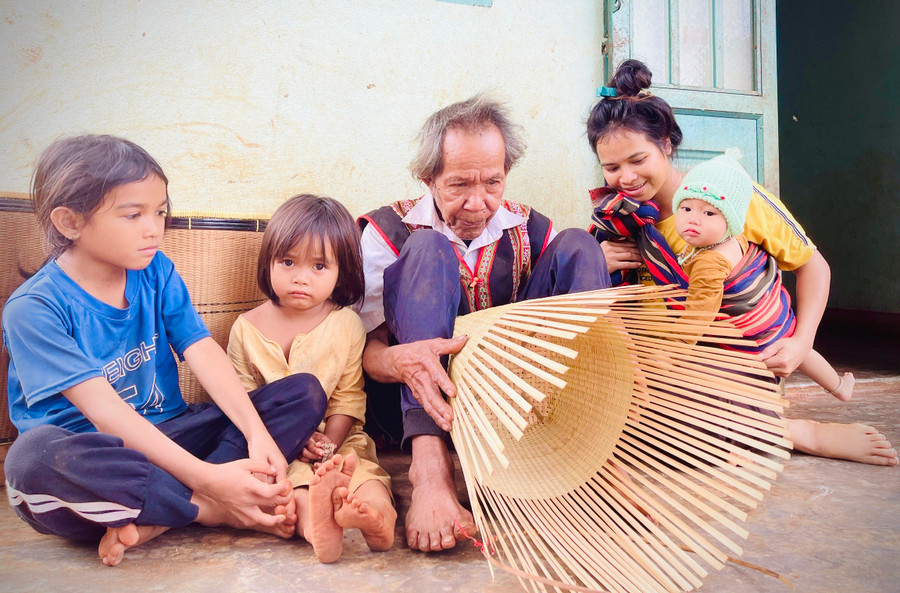 Già Kul dạy lớp cháu con cồng chiêng, đan lát... Ảnh: Mai Ka Già Kul dạy lớp cháu con cồng chiêng, đan lát... Ảnh: Mai Ka