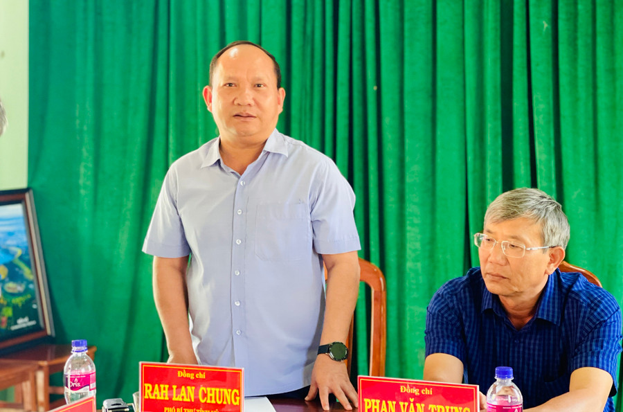 Phó Bí thư Tỉnh ủy Rah Lan Chung phát biểu chỉ đạo tại buổi làm việc với hệ thống chính trị xã Chư Krêy. Ảnh: Trần Dung Phó Bí thư Tỉnh ủy Rah Lan Chung phát biểu chỉ đạo tại buổi làm việc với hệ thống chính trị xã Chư Krêy. Ảnh: Trần Dung