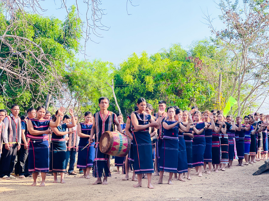 Đội cồng chiêng làng Châu trình diễn tại buổi lễ. Ảnh: Mai Ka