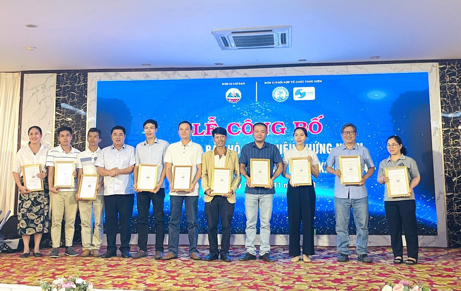 Các tổ chức, cá nhân được trao quyền sử dụng chỉ dẫn địa lý “Gia Lai” cho sản phẩm cà phê. Ảnh Trần Dung Các tổ chức, cá nhân được trao quyền sử dụng chỉ dẫn địa lý “Gia Lai” cho sản phẩm cà phê. Ảnh Trần Dung