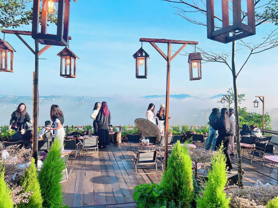 Quán cà phê “view” đẹp tại Gia Lai “hút” khách trong ngày 2-9. Ảnh: Hoàng Hoài Quán cà phê “view” đẹp tại Gia Lai “hút” khách trong ngày 2-9. Ảnh: Hoàng Hoài