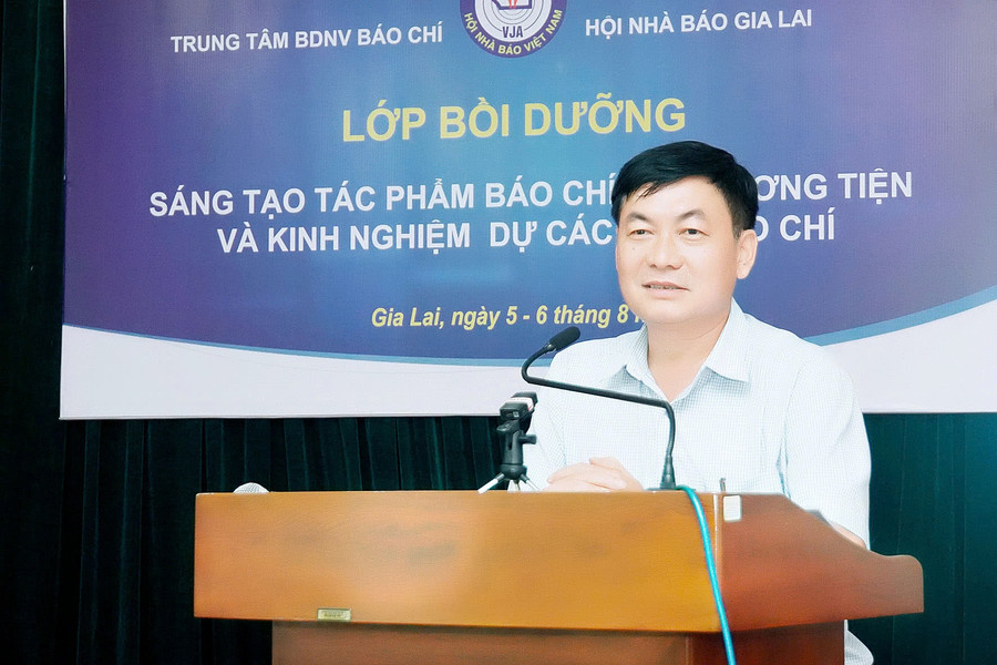 Tổng Biên tập Báo Gia Lai, Chủ tịch Hội Nhà báo tỉnh Huỳnh Kiên phát biểu tại lễ bế giảng lớp bồi dưỡng nghiệp vụ về sáng tạo tác phẩm báo chí đa phương tiện. Ảnh: Đức Thuỵ Tổng Biên tập Báo Gia Lai, Chủ tịch Hội Nhà báo tỉnh Huỳnh Kiên phát biểu tại lễ bế giảng lớp bồi dưỡng nghiệp vụ về sáng tạo tác phẩm báo chí đa phương tiện. Ảnh: Đức Thuỵ