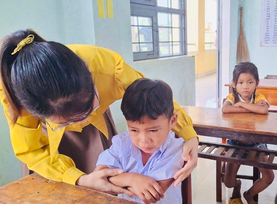 Cậu học trò nhỏ người Jrai ở Trường Tiểu học và THCS Nguyễn Văn Trỗi (xã Ia Mơr, huyện Chư Prông) òa khóc nức nở trong vòng tay cô giáo. Ảnh: Mai Như Cậu học trò nhỏ người Jrai ở Trường Tiểu học và THCS Nguyễn Văn Trỗi (xã Ia Mơr, huyện Chư Prông) òa khóc nức nở trong vòng tay cô giáo. Ảnh: Mai Như