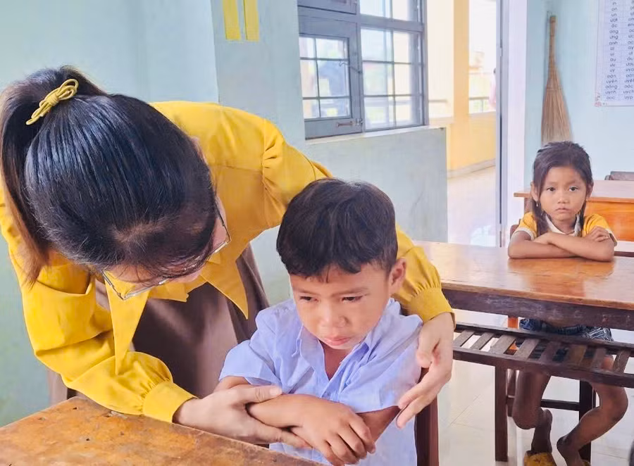 Cậu học trò nhỏ người Jrai ở Trường Tiểu học và THCS Nguyễn Văn Trỗi (xã Ia Mơr, huyện Chư Prông) òa khóc nức nở trong vòng tay cô giáo. Ảnh: Mai Như