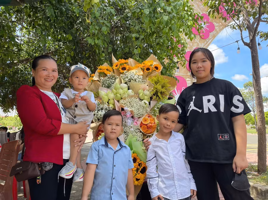 Gia đình chị Nguyễn Thị Thương (tổ 5, thị trấn Phú Thiện) check in cùng xe hoa mùa thu. Ảnh: Vũ Chi