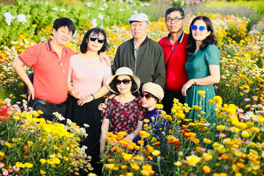 Sau 3 tháng cần mẫn chăm sóc, vườn cúc bất tử đã bắt đầu hé nụ vào những ngày đầu năm mới. Loài hoa rực rỡ sắc màu vươn mình trong tiết trời trong xanh của phố núi đã thu hút hàng trăm người dân địa phương và đông đảo du khách thập phương đến tham quan mỗi ngày. Sau 3 tháng cần mẫn chăm sóc, vườn cúc bất tử đã bắt đầu hé nụ vào những ngày đầu năm mới. Loài hoa rực rỡ sắc màu vươn mình trong tiết trời trong xanh của phố núi đã thu hút hàng trăm người dân địa phương và đông đảo du khách thập phương đến tham quan mỗi ngày.