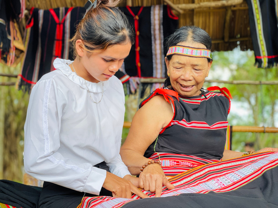 Chính sức hút từ thổ cẩm đã tạo động lực để mỗi bạn trẻ Jrai, Bahnar có thêm động lực để nối tiếp niềm đam mê nghề dệt thổ cẩm truyền thống. Chính sức hút từ thổ cẩm đã tạo động lực để mỗi bạn trẻ Jrai, Bahnar có thêm động lực để nối tiếp niềm đam mê nghề dệt thổ cẩm truyền thống.