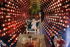 Sức quyến rũ ma lực của Khánh Thi đặt trên từng bước nhảy