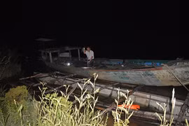 Cảnh sát xuyên đêm truy đuổi ghe chở gỗ lậu giữa sông