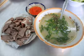 Về Phố núi Pleiku ăn cháo lòng bánh hỏi