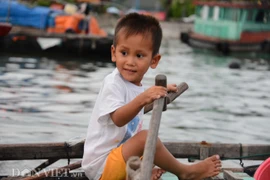 Ngày hè lênh đênh của trẻ xóm chài