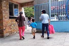 Tâm sự thắt lòng người mẹ bỏ rơi 2 con nhỏ ở Sài Gòn