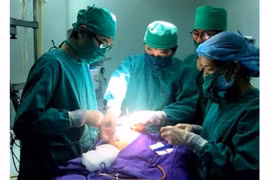 Ghép sọ não cứu sống bé trai mới 37 ngày tuổi