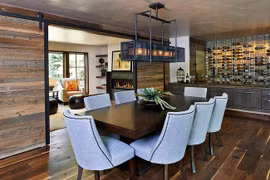 Những cách tinh tế để kết hợp gỗ tái chế vào phòng ăn