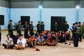 Đak Lak: Đột kích, bắt gần 100 đối tượng đánh bạc trong nghĩa trang