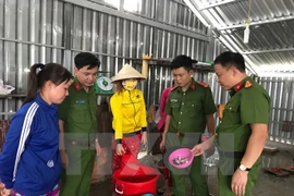 Bắt quả tang 2 cơ sở ở Bạc Liêu bơm tạp chất vào tôm nguyên liệu