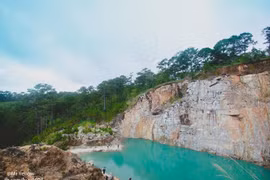 Hồ nước xanh ngắt được ví như "tuyệt tình cốc" ở Đà Lạt