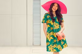 Lệ Hằng dạo phố với váy áo sặc sỡ