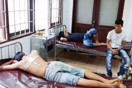 Ba thanh niên bị trúng đạn khi chạy trốn công an