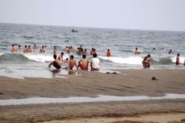 Bình Định: Rủ nhau đi tắm biển, 2 học sinh lớp 12 bị đuối nước