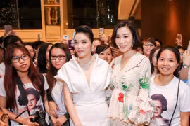 Xa Thi Mạn nắm tay Lý Nhã Kỳ trên thảm đỏ