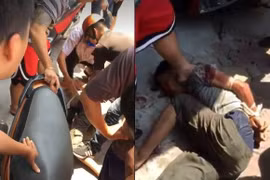 Ngáo đá cầm dao đâm người đi đường