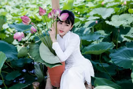 Nữ sinh Bưu chính viễn thông thích đọc sách, yêu hoa sen