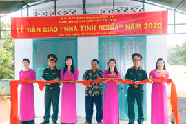 Binh đoàn 15 bàn giao nhà cho 2 công nhân có hoàn cảnh đặc biệt khó khăn
