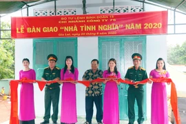 Binh đoàn 15 bàn giao nhà cho 2 công nhân có hoàn cảnh đặc biệt khó khăn