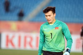 Thủ môn Bùi Tiến Dũng nói gì về những lần bắt bóng "tuột tay"?