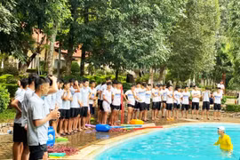 100 cầu thủ Hoàng Anh Gia Lai tham gia tập huấn kỹ năng phòng tránh đuối nước