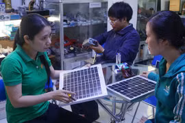 Lắp điện mặt trời mái nhà ngày càng rẻ