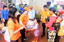 Tặng 200 suất quà cho người nghèo xã Ia Hlốp