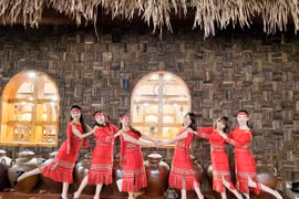 Thành công từ đam mê sáng tạo trang phục dân tộc