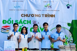 Nhóm từ thiện Fly To Sky gây quỹ tặng học sinh nghèo