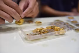 Giá vàng lội ngược dòng bất thành