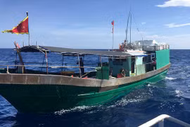 Đẩy đuổi tàu cá Trung Quốc xâm phạm lãnh hải Việt Nam