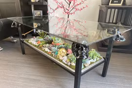 Bàn phủ đầy hoa lá rực rỡ trang điểm cho phòng khách thêm sinh động