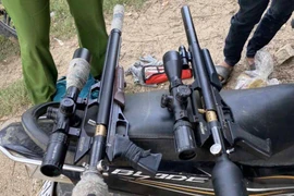 Phát hiện 2 thanh niên giấu súng săn trong ba lô