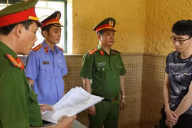 Khách tá hỏa khi biết nhân viên ngân hàng ghi tiền mình vay cao hơn thực tế cả tỉ