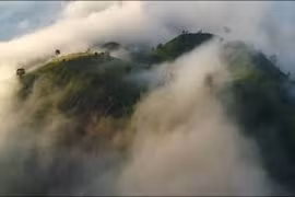 Núi lửa triệu năm tuổi chìm trong biển mây ở Gia Lai