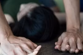 Cô gái 16 tuổi đi tập thể dục trong công viên bị hiếp dâm